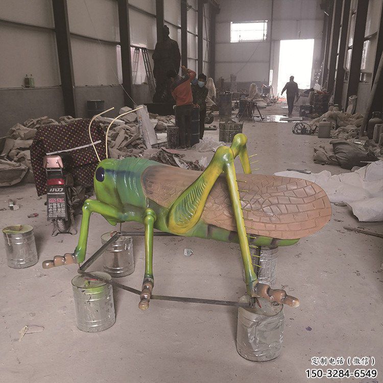 步行街蝗蟲雕塑，鑄銅昆蟲雕塑，彩繪效果