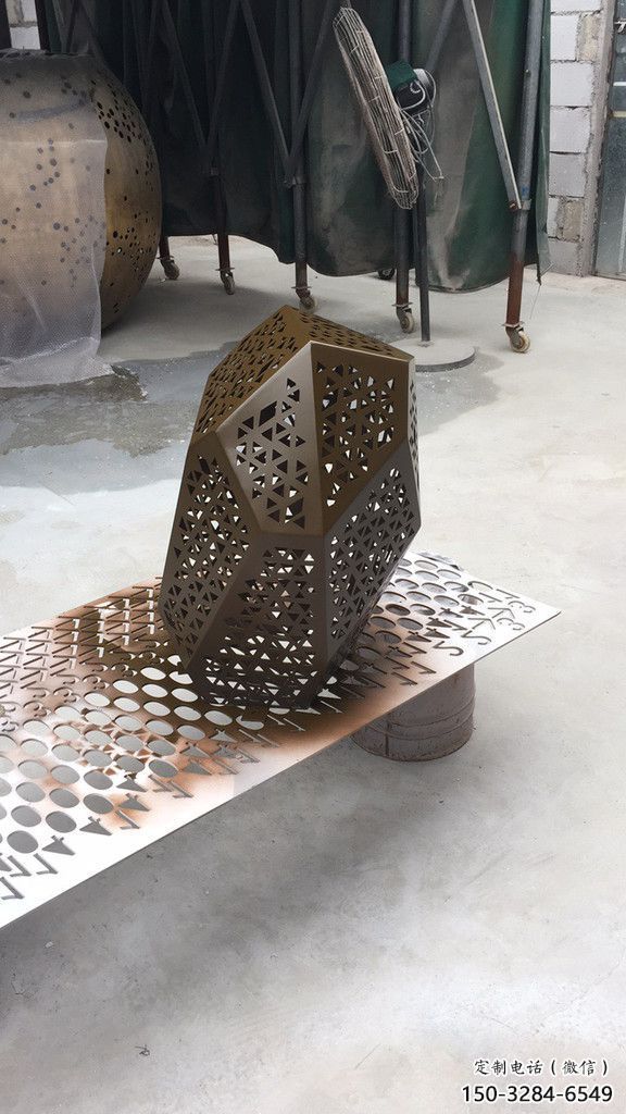 現代鵝卵石雕塑 大型別墅區空心石雕塑 彩繪雕塑