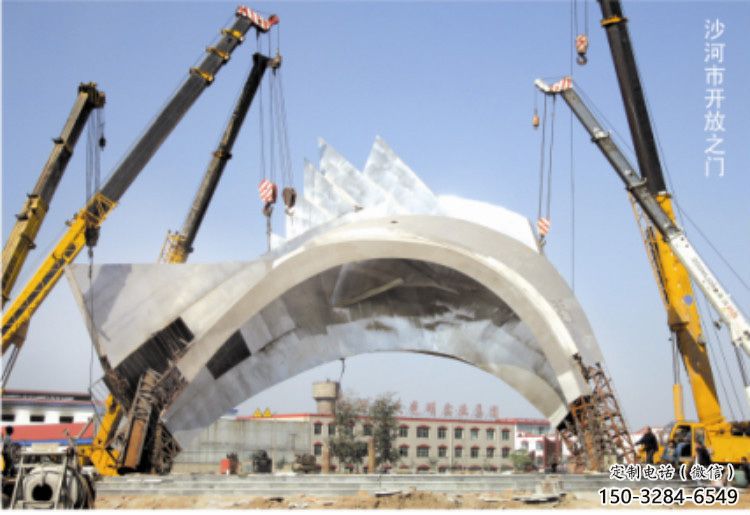 不銹鋼沙河開放大門雕塑安裝現(xiàn)場