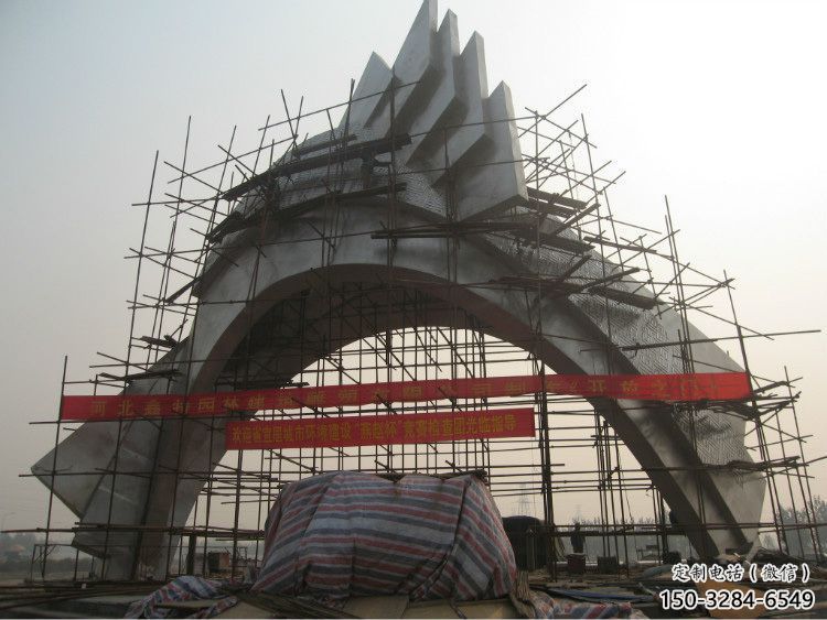 大門雕塑安裝，不銹鋼大門雕塑制作現(xiàn)場