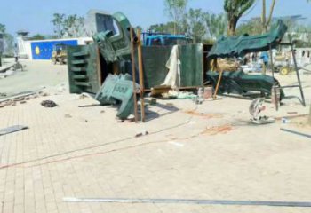 現(xiàn)場安裝青銅鼎雕塑