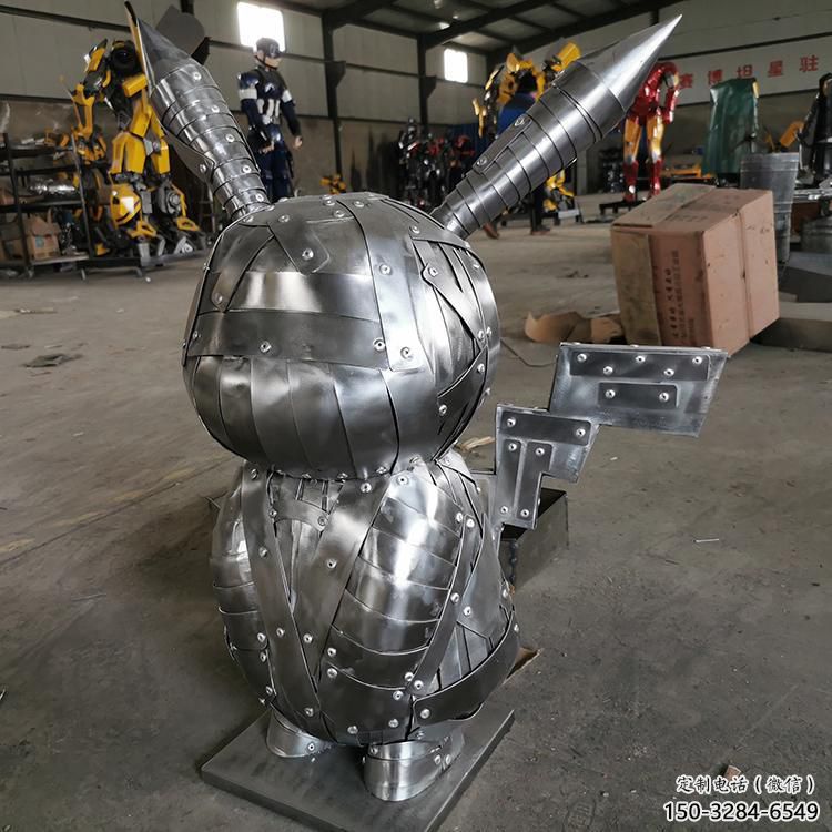 機(jī)甲版卡通小兔子雕塑