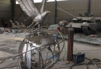 地球儀雕塑選用，美陳雕塑，金屬老鷹踩地球儀雕塑標準