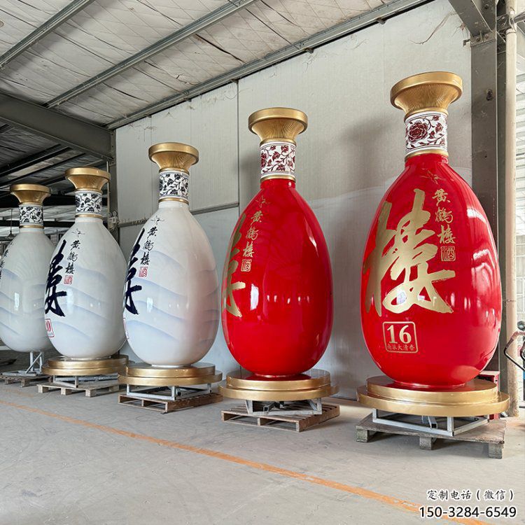洋酒瓶雕塑預(yù)定，小區(qū)擺件，玻璃鋼洋酒瓶雕塑廠家