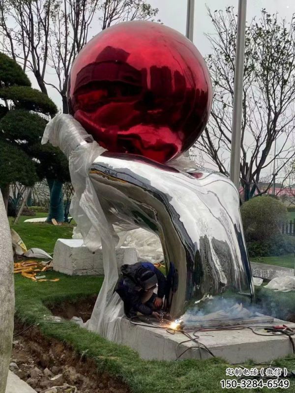 火球雕塑觀賞型，小區(qū)雕塑，不銹鋼手托火球雕塑優(yōu)價(jià)