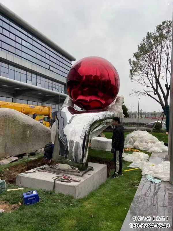 火球雕塑制作，鍛造工藝，廣場手托火球雕塑選用廠家