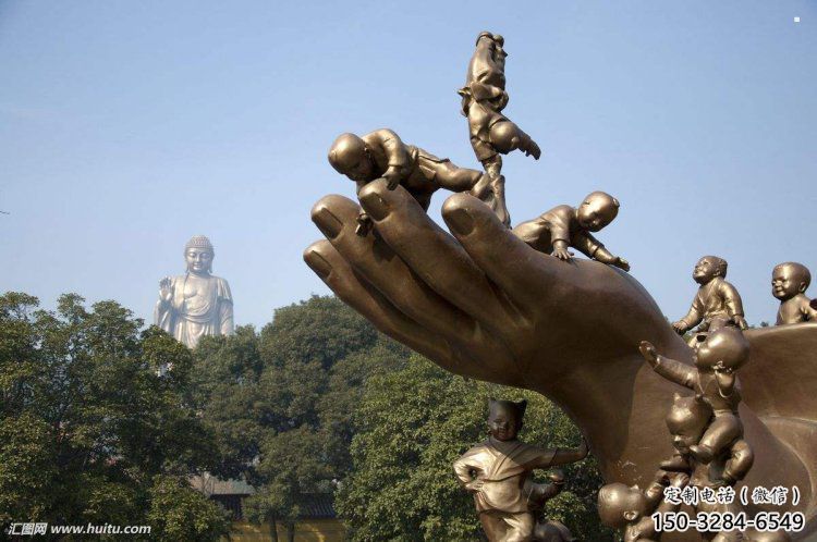 小孩雕塑精選，彩鋼制作，戶外手托小孩雕塑廠家