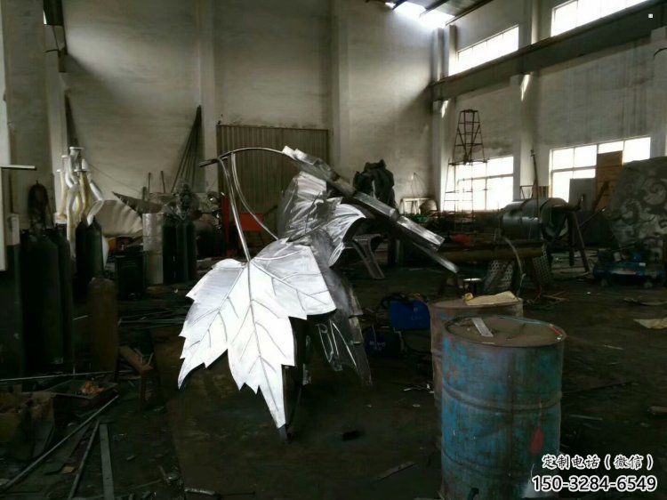 楓葉雕塑承接，城市裝飾，大型不銹鋼楓葉雕塑廠家