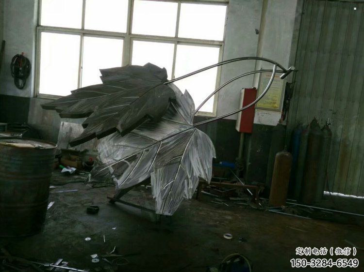 楓葉雕塑承接，景區(qū)案例，不銹鋼楓葉雕塑定制廠家
