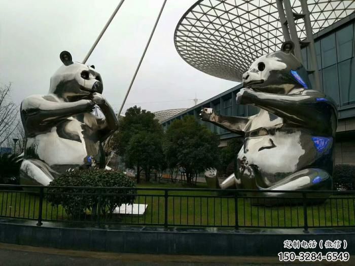 熊貓雕塑承接，城市裝飾，大型不銹鋼熊貓雕塑生產(chǎn)商