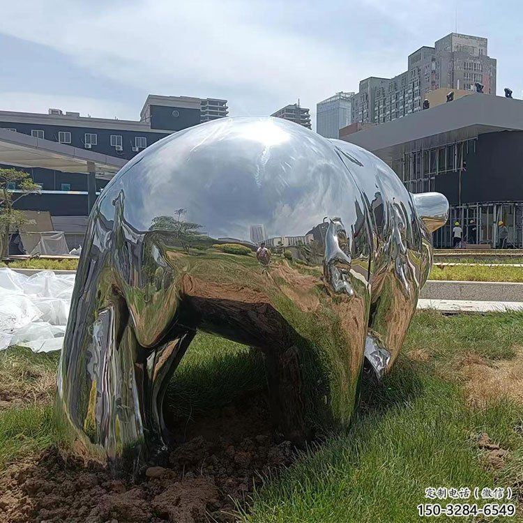 熊貓雕塑供需，景區(qū)雕塑，鏡面不銹鋼熊貓雕塑定價