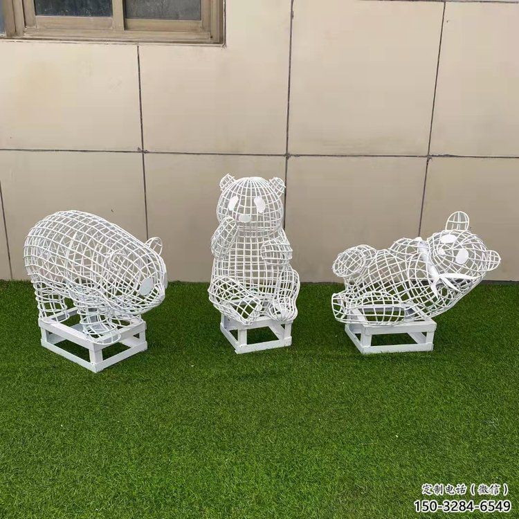 廣場熊貓雕塑優(yōu)價(jià)，鋼管組合，鏤空熊貓雕塑廠家