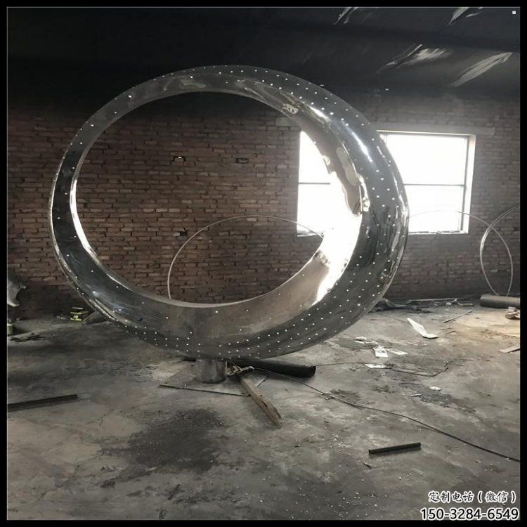 大門口月牙雕塑