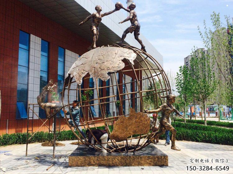 丹東地球儀雕塑選定，拉絲工藝，地球儀人物雕塑預定