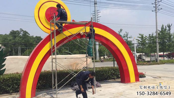 蕭山烤漆拱門雕塑，彩虹圖案設(shè)計，不銹鋼大門雕塑實景